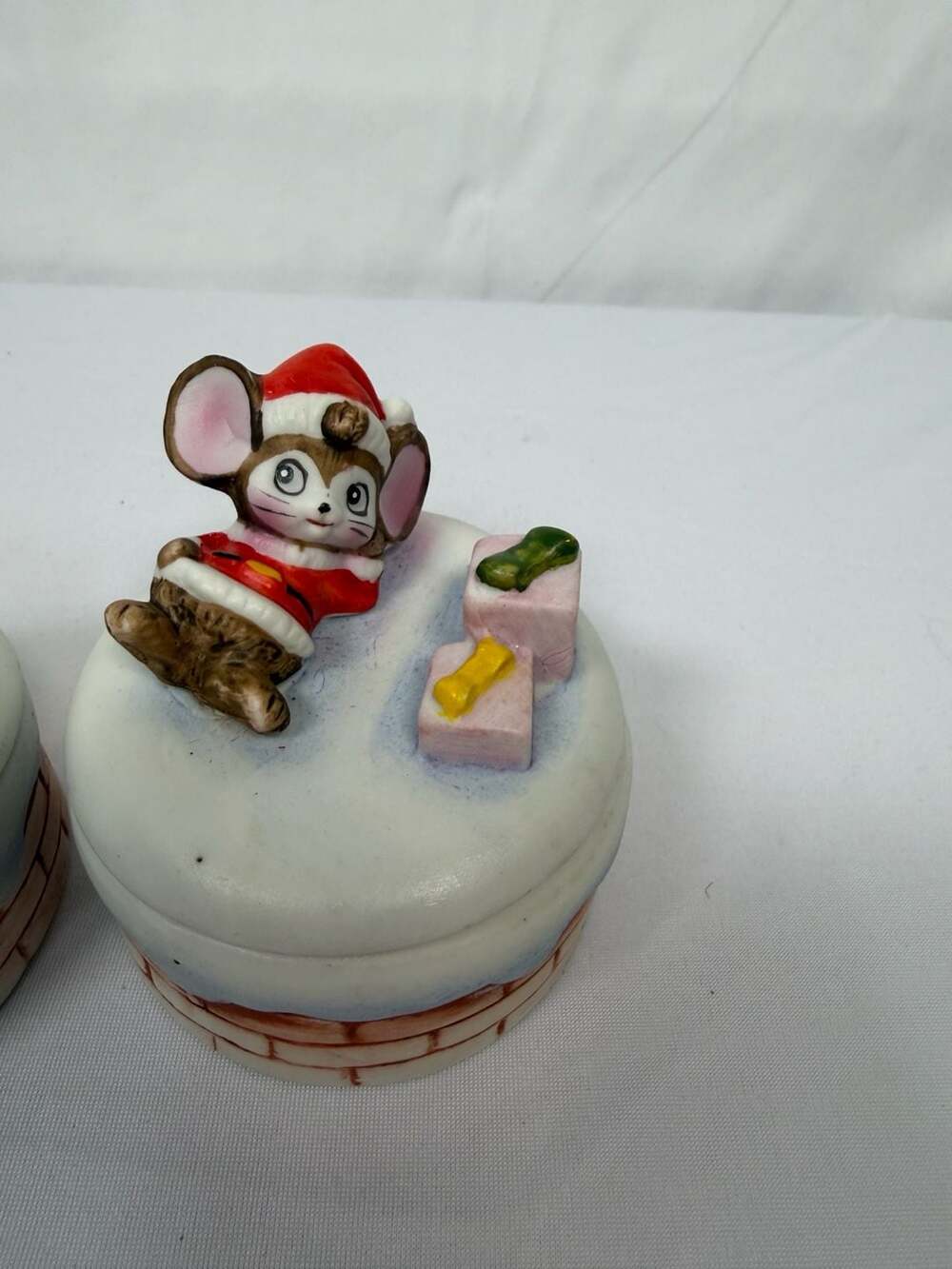 Vintage Homco #8901 Christmas Santa Mouse Ceramic Trinket Boxes - Set of 2 - Picture 3 of 9